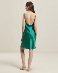Rückenloses glattes Seidenkleid mit Cowl-Kragen
