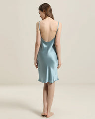 Rückenloses glattes Seidenkleid mit Cowl-Kragen