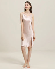 Rückenloses glattes Seidenkleid mit Cowl-Kragen