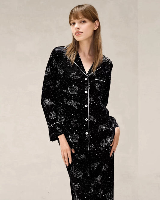 Schwarzes Seidenpyjama-Set mit Tierkreis-Print und langen Ärmeln