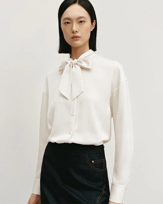 Seidenbluse mit Schleife und langen Ärmeln