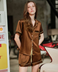 Kurzärmliges Seidenpyjama-Set mit Kontrastpaspel