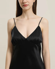 Formschönes Seiden-Nachtkleid
