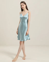 Formschönes Seiden-Nachtkleid