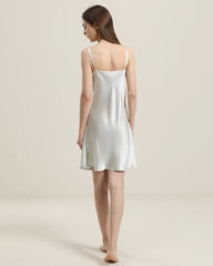 Formschönes Seiden-Nachtkleid