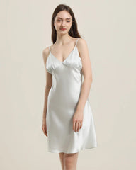 Formschönes Seiden-Nachtkleid