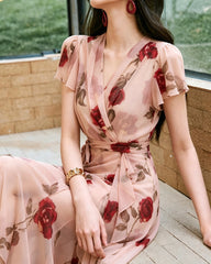 Seiden-Maxikleid mit Rosendruck und Wickeldesign