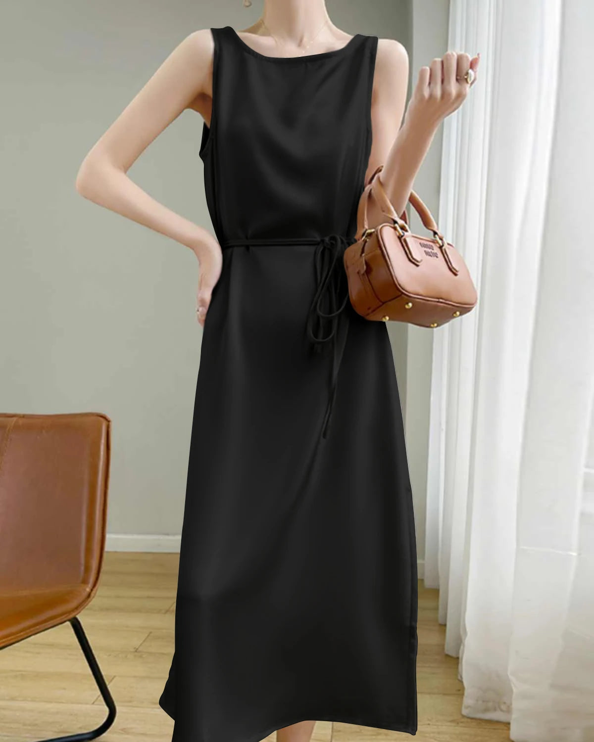 Ärmelloses figurbetontes Seidenkleid