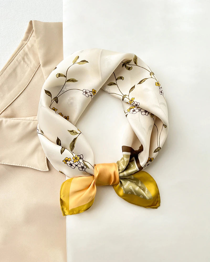 Zarter Seiden-Schal mit Blumenmuster