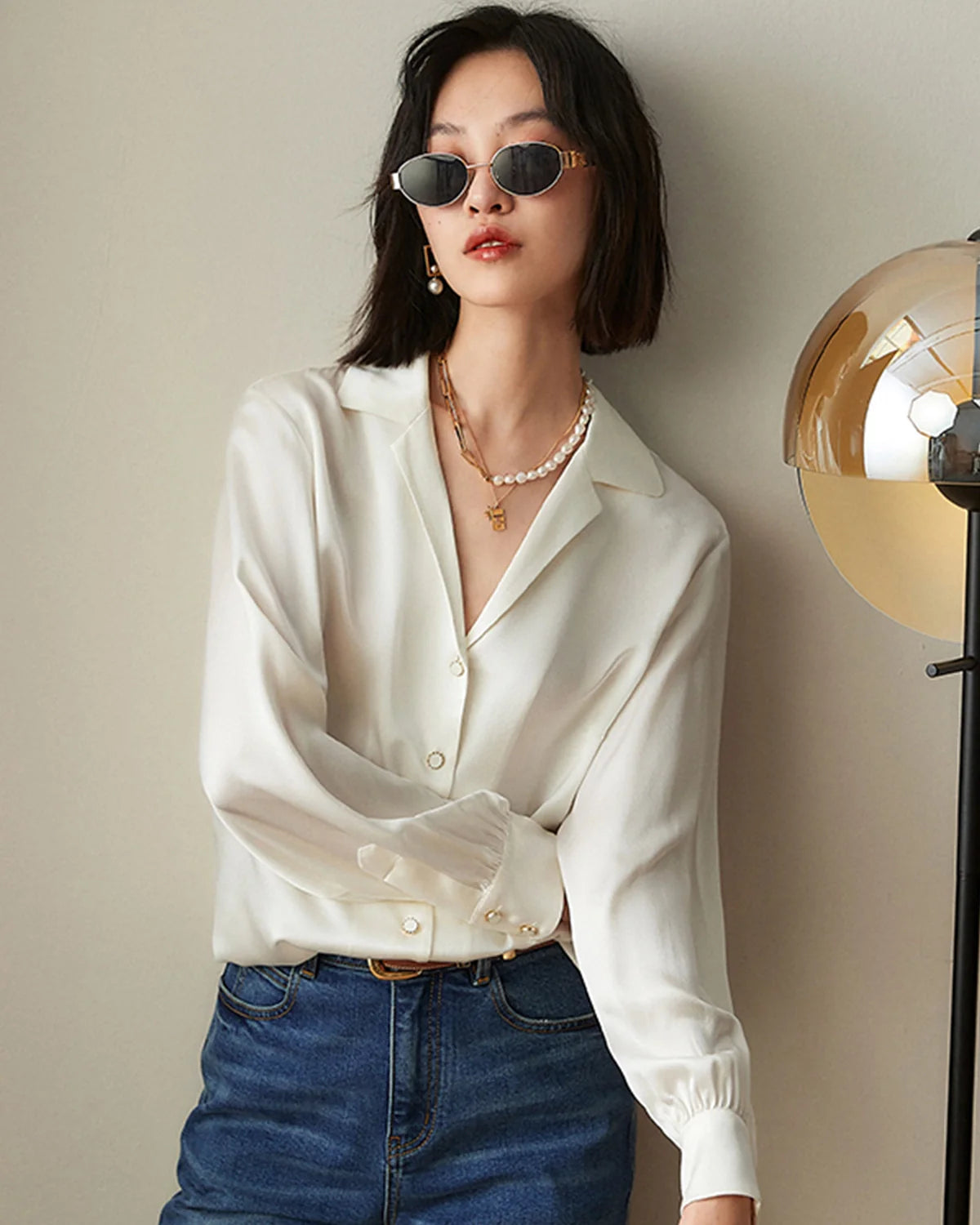 Elegante, klassische Seidenbluse mit V-Halsausschnitt