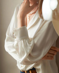 Elegante, klassische Seidenbluse mit V-Halsausschnitt