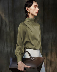 Faltige Mock Neck Seidenbluse mit langen Ärmeln