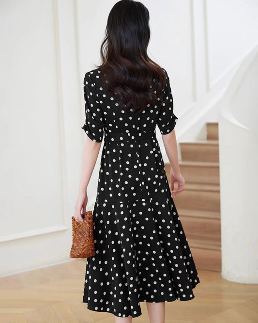 Ausgestelltes Seidenkleid mit Polka-Dots