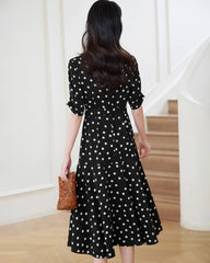 Ausgestelltes Seidenkleid mit Polka-Dots