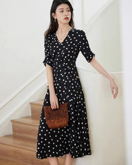 Ausgestelltes Seidenkleid mit Polka-Dots