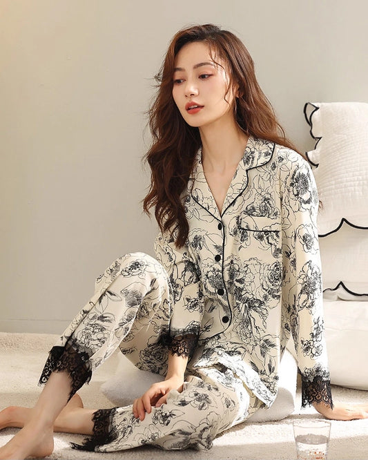 Langärmliges Seidenpyjama-Set mit Blumenmuster und Spitze
