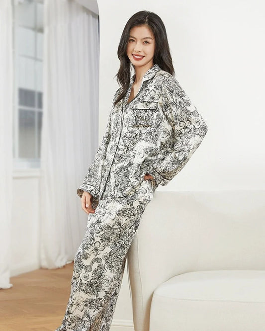 Seidenpyjama-Set mit Blumenmuster und langen Ärmeln