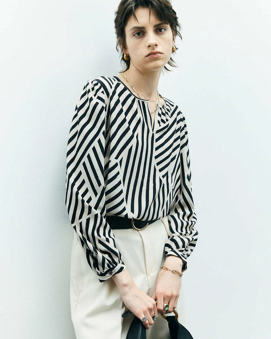 Seidenbluse mit geometrischen Streifen