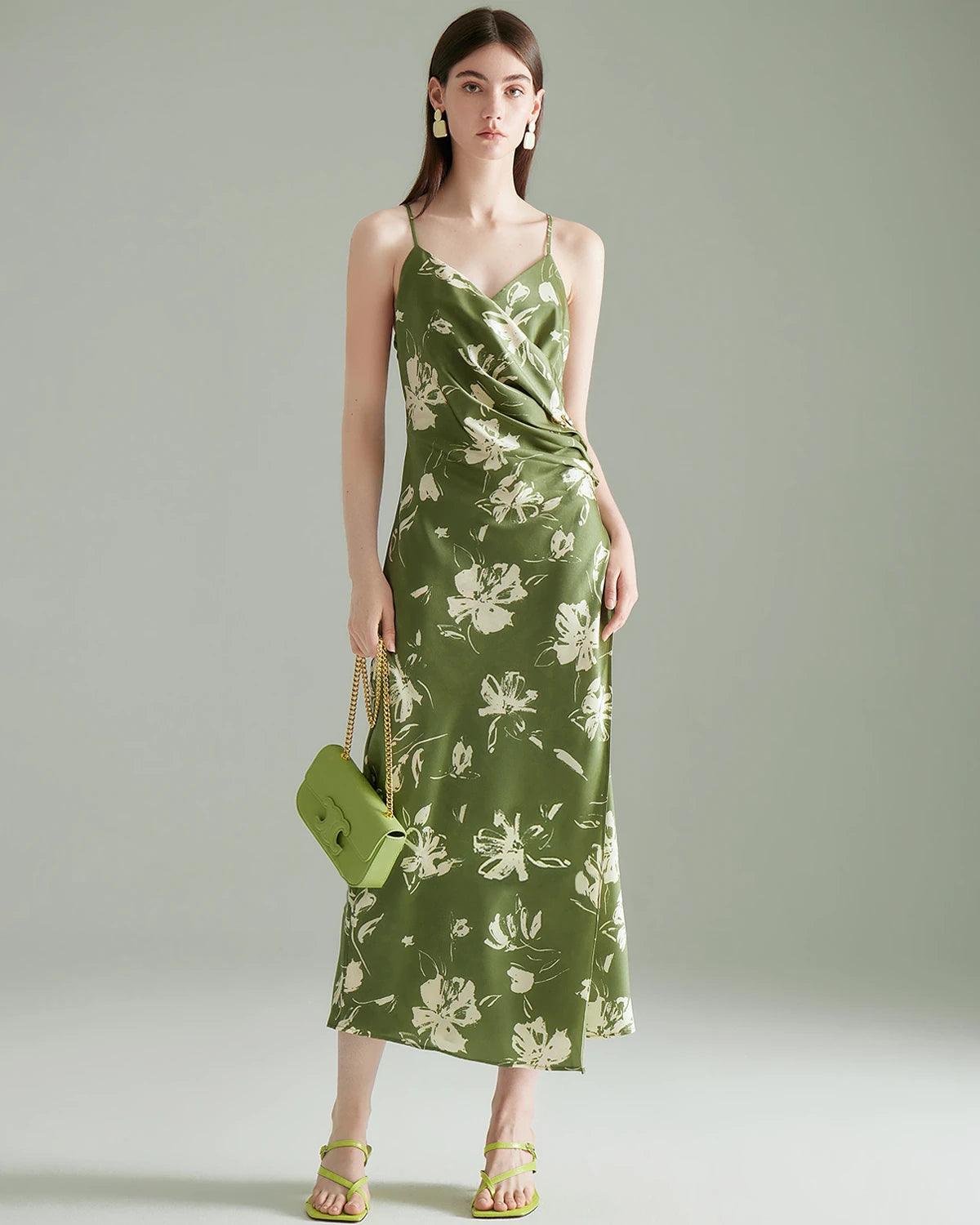 Grünes Seidenkleid mit Blumenmuster