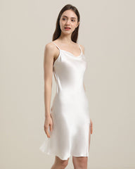 Rückenloses glattes Seidenkleid mit Cowl-Kragen