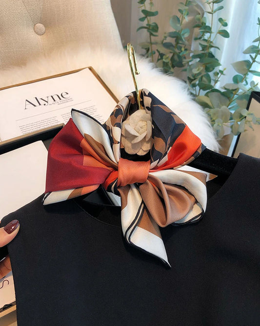 Geometrischer Seidenschal mit Blattschatten