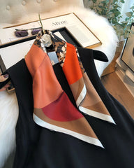 Geometrischer Seidenschal mit Blattschatten
