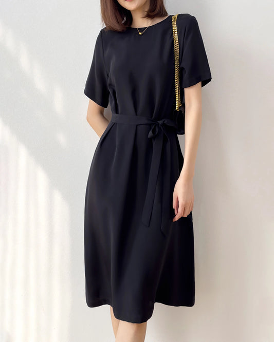 Locker sitzendes Seidenkleid mit Gürtel