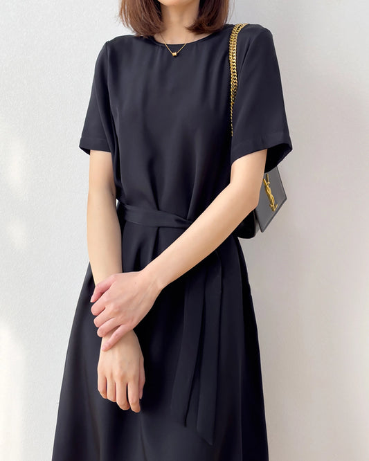 Locker sitzendes Seidenkleid mit Gürtel