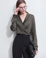 Minimalistische Seidenbluse mit V-Ausschnitt und langen Ärmeln