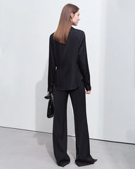 Minimalistische Seidenbluse mit V-Ausschnitt und langen Ärmeln