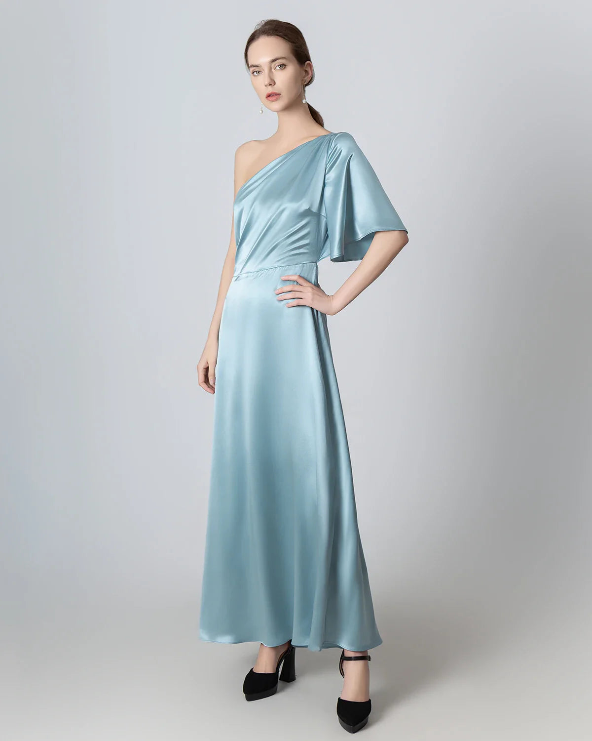 Einseitig geschulter Seiden-Maxi-Kleid mit Rückenseilzug