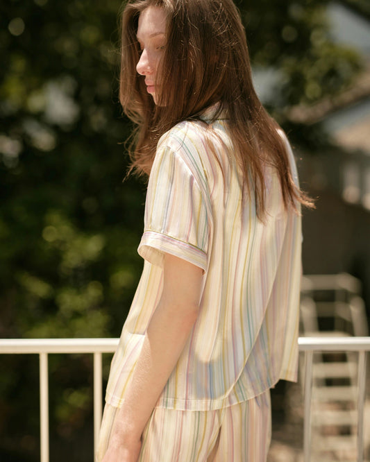 Pastellgestreiftes Seiden-Pyjama-Set mit kurzen Ärmeln