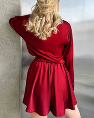 Übergrößen-Seidenhemden und -Shorts als Schlafanzug