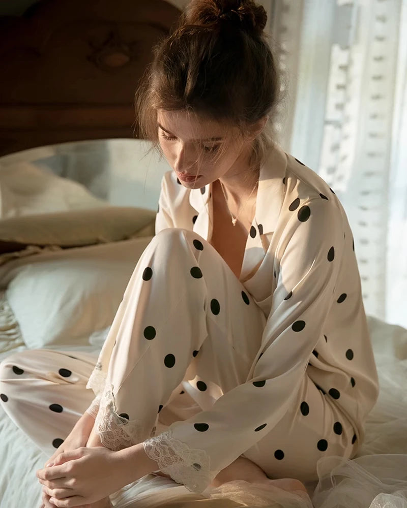 Seidenpyjama für Damen mit Spitzenbesatz und Polka-Dots