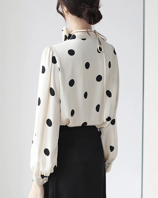 Polka-Dot-Seidenbluse mit Rosenhalsband