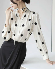 Polka-Dot-Seidenbluse mit Rosenhalsband