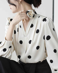 Polka-Dot-Seidenbluse mit Rosenhalsband