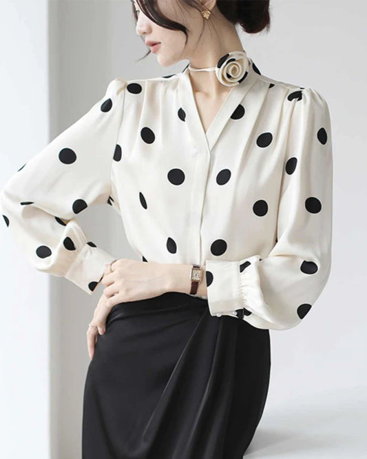 Polka-Dot-Seidenbluse mit Rosenhalsband