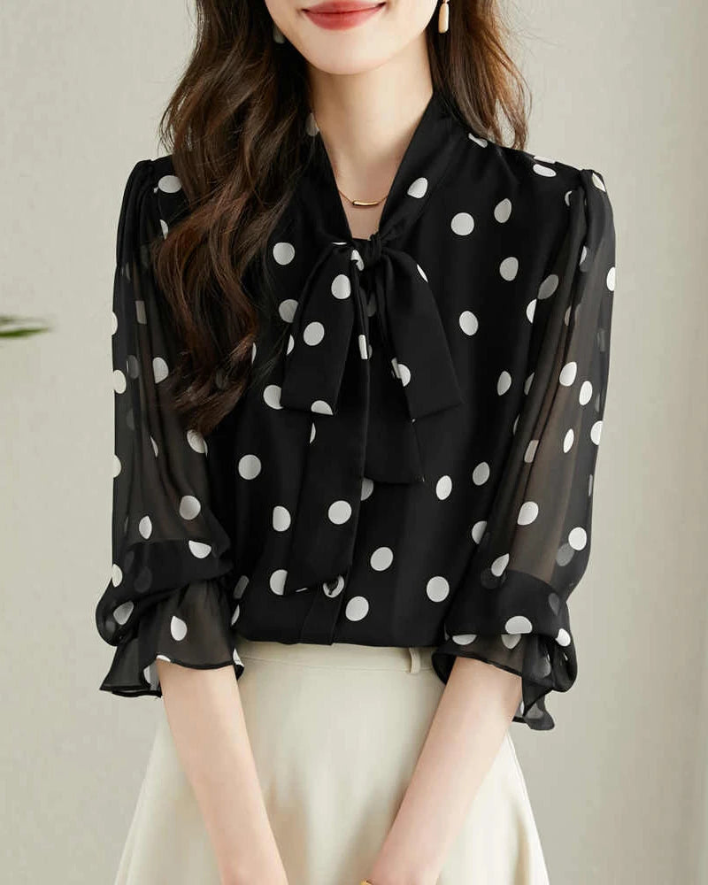 Gepunktete Seidenbluse mit Rüschen