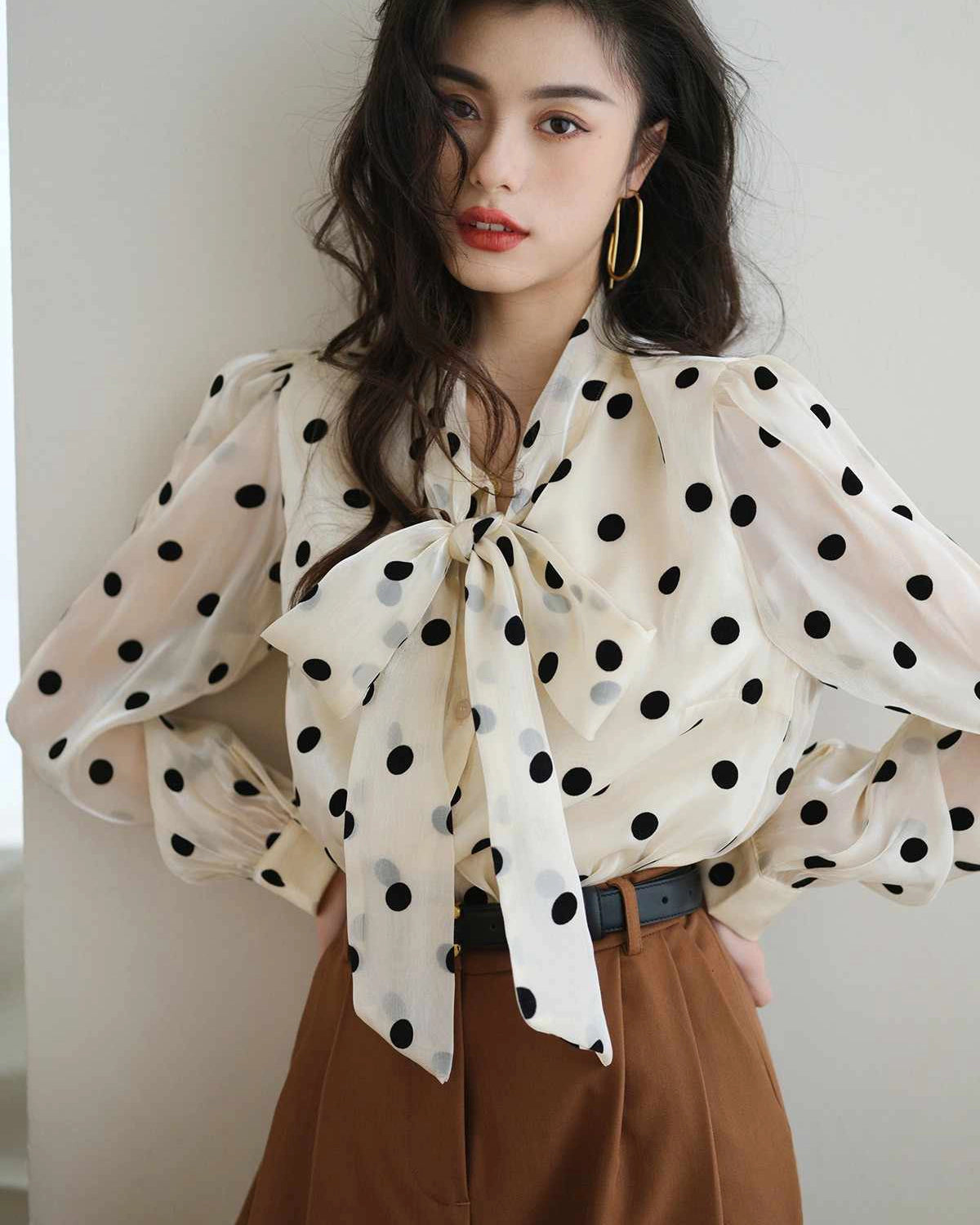 Polka Dot Seidenbluse mit Bindekragen