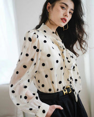 Polka Dot Seidenbluse mit Bindekragen
