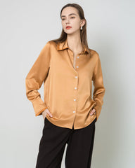 Seidenbluse mit kontrastierendem Kragen