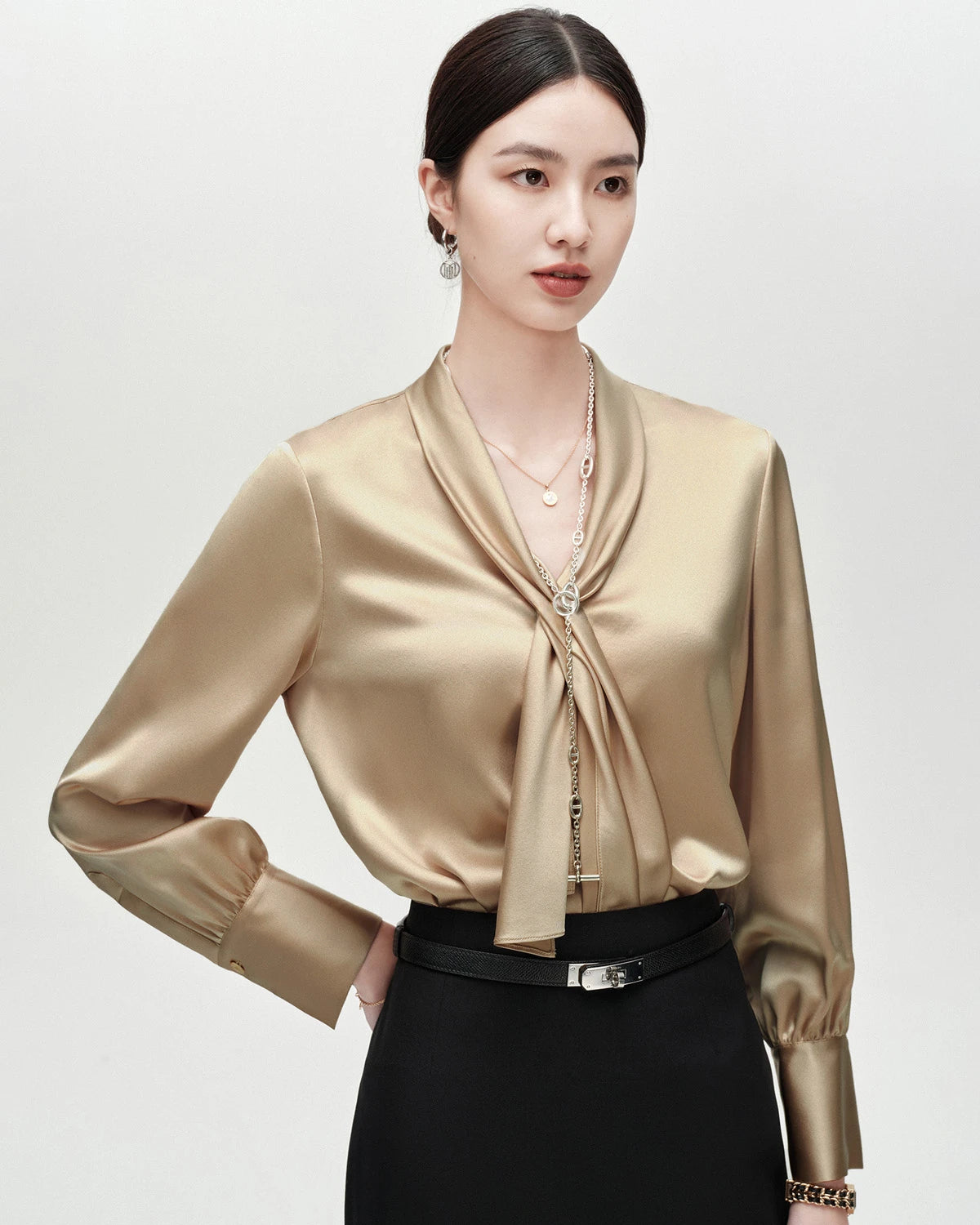 25 Momme Elegante Seidenbluse mit Bindeschleife vorn