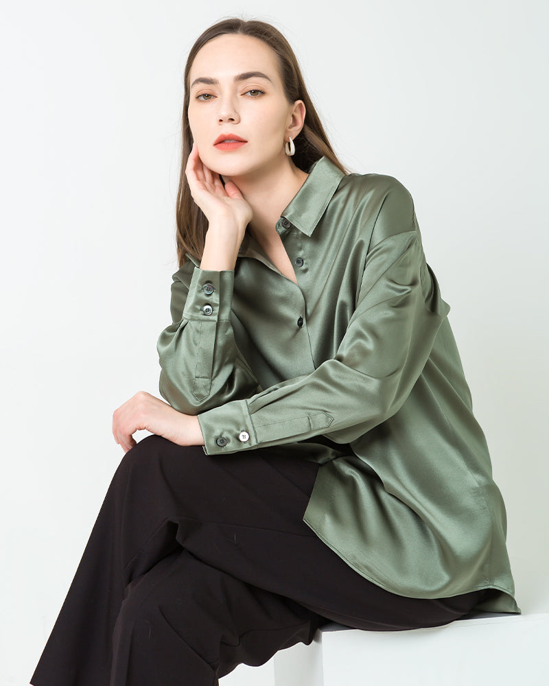 Gespannte Oversized Seidenbluse mit abfallenden Schultern Olive Green