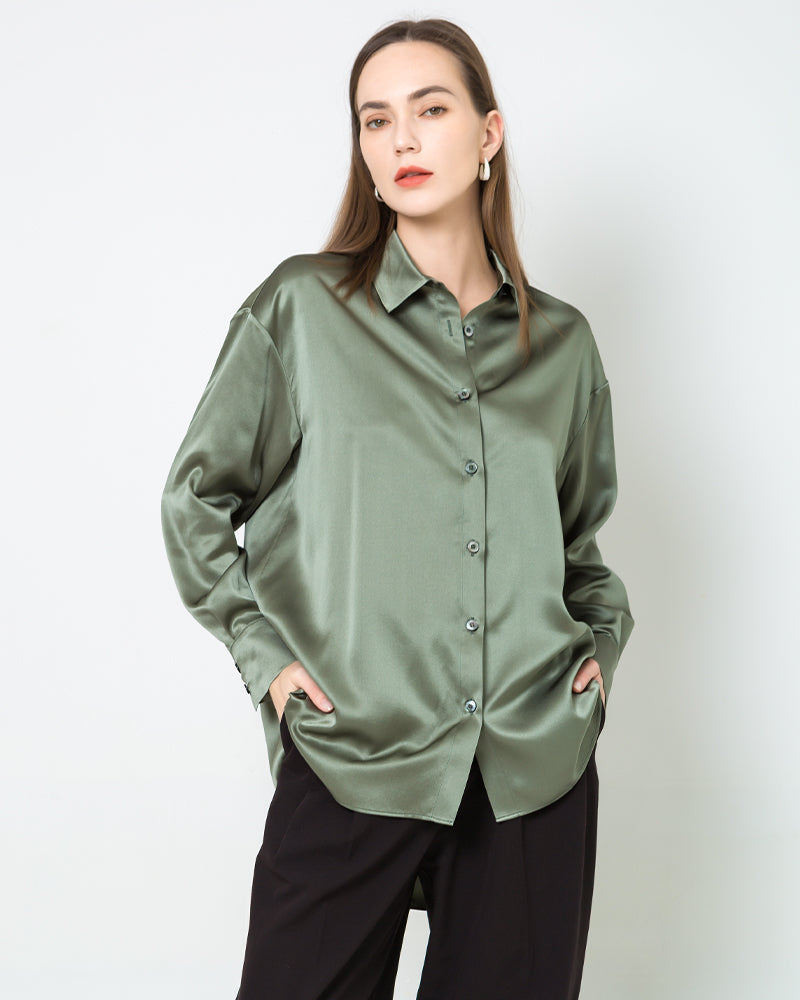 Gespannte Oversized Seidenbluse mit abfallenden Schultern Olive Green