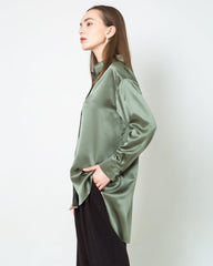 Gespannte Oversized Seidenbluse mit abfallenden Schultern Olive Green