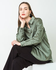 Gespannte Oversized Seidenbluse mit abfallenden Schultern Olive Green