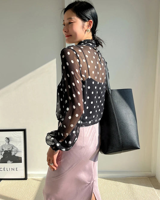 Transparente Seidenbluse mit Polka-Dots