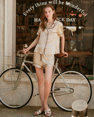 Kurzärmliges Seidenpyjama-Set mit Kontrastpaspel