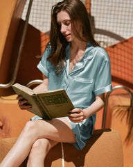 Kurzärmliges Seidenpyjama-Set mit Kontrastpaspel